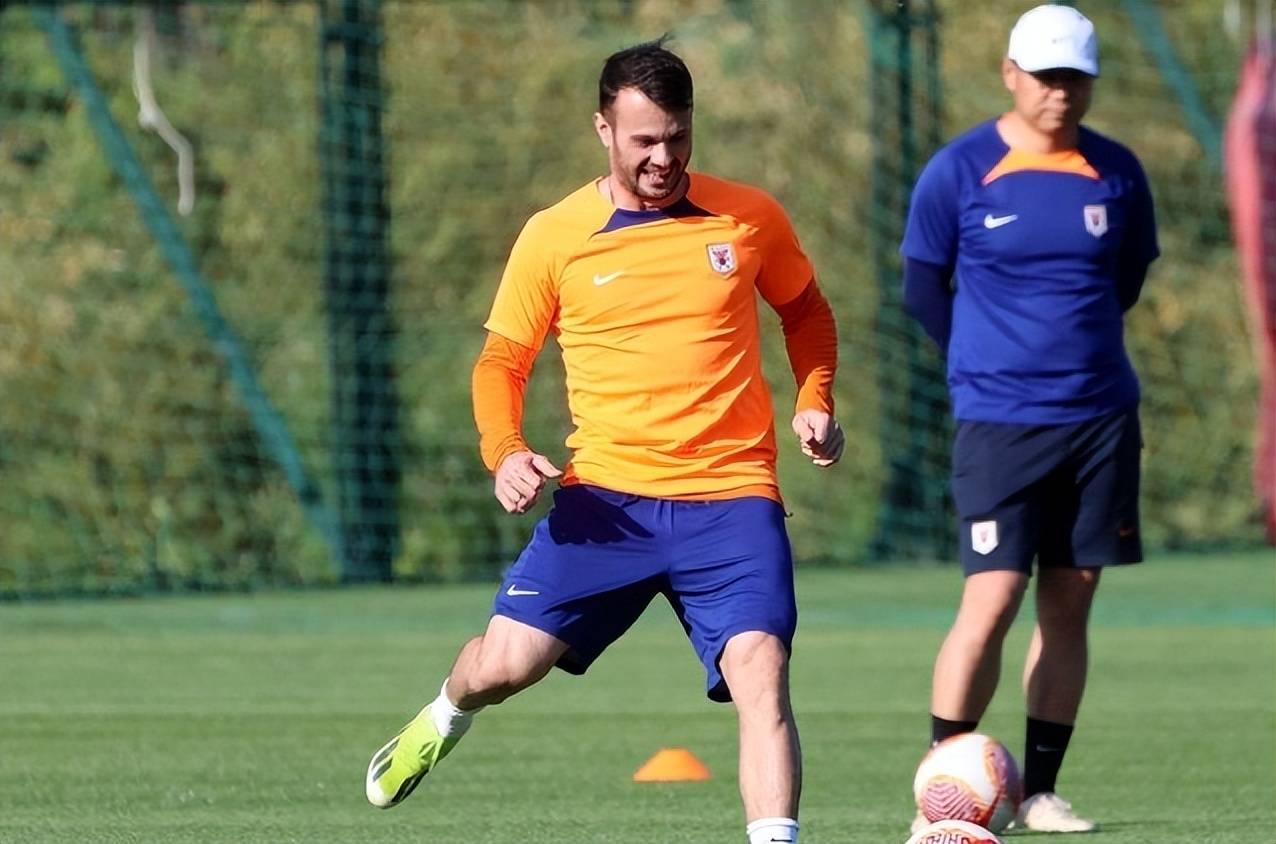 转会期荷甲传出新动向；纽卡斯尔扳平良机；管理层表态：更衣室稳定；数据趋势出现新变化(纽卡斯尔足球俱乐部最新消息)